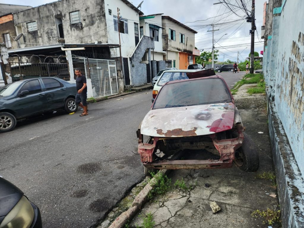 Prefeitura de Manaus remove veículos abandonados de vias para melhorar fluidez do trânsito e segurança pública
