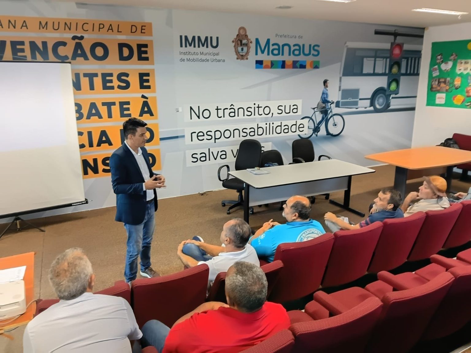 Prefeitura de Manaus promove treinamento para motoristas do sistema complementar focado em atendimento humanizado