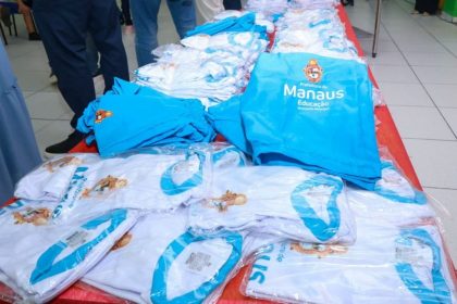 Manaus inicia entrega de 390 mil fardamentos escolares e 600 mesas de inox para unidades da rede municipal