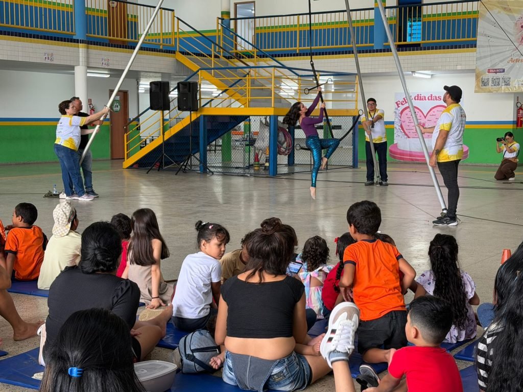Festival Feminino de Artes Circenses leva apresentações e debates a escolas públicas de Manaus