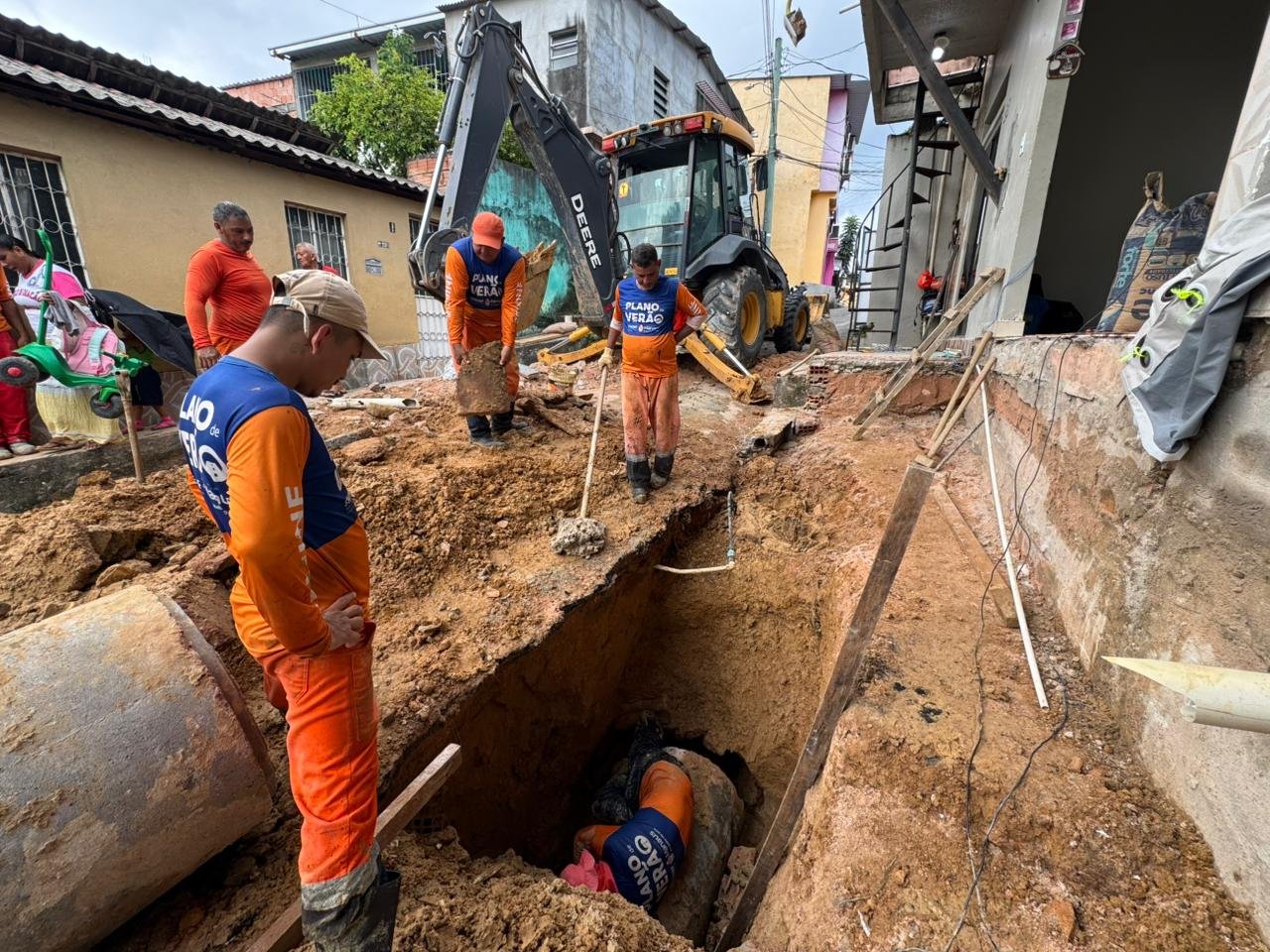 Prefeitura de Manaus recupera rede de drenagem rompida na rua do Quarentão após construção irregular