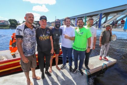 Homem-Peixe Wilber Honorio Muñoz é recebido pelo prefeito de Manaus no mirante Lúcia Almeida durante ação ambiental