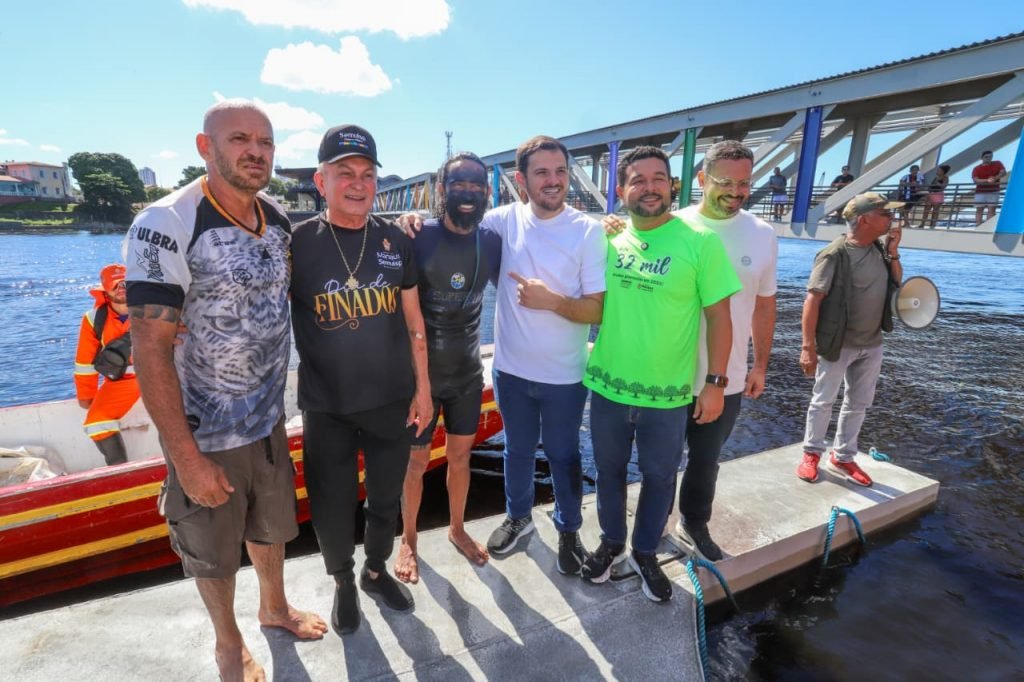 Homem-Peixe Wilber Honorio Muñoz é recebido pelo prefeito de Manaus no mirante Lúcia Almeida durante ação ambiental