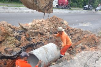 Prefeitura de Manaus realiza intervenção emergencial na drenagem da avenida General Rodrigo Otávio Jordão Ramos após rompimento