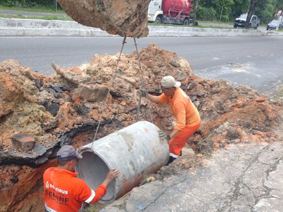 Prefeitura de Manaus realiza intervenção emergencial na drenagem da avenida General Rodrigo Otávio Jordão Ramos após rompimento