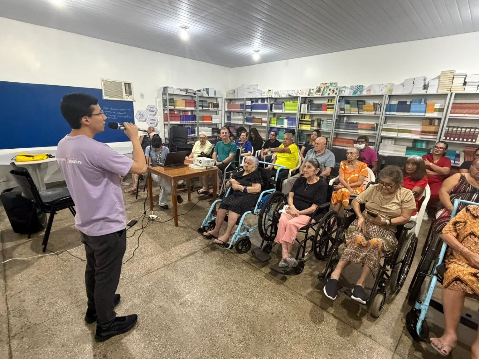 Prefeitura de Manaus promove palestra sobre segurança digital a idosos no programa Conecta Manaus 60+