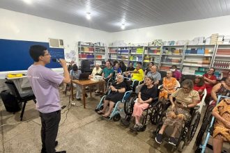 Prefeitura de Manaus promove palestra sobre segurança digital a idosos no programa Conecta Manaus 60+