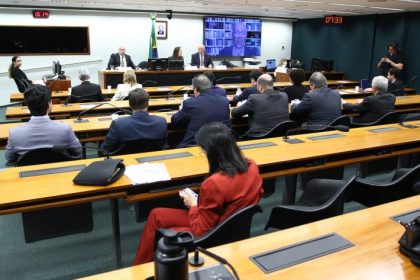 Setor empresarial pede redução de encargos trabalhistas e critica fim da escala 6×1