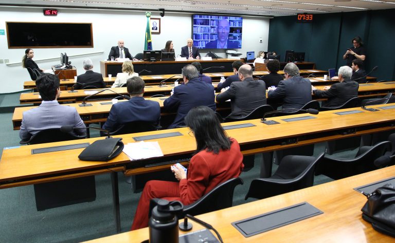 Setor empresarial pede redução de encargos trabalhistas e critica fim da escala 6×1