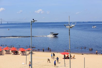 Manaus reforça proibição de aproximação e atracação de embarcações na Ponta Negra para proteger banhistas