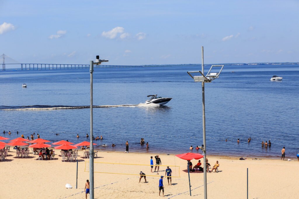 Manaus reforça proibição de aproximação e atracação de embarcações na Ponta Negra para proteger banhistas